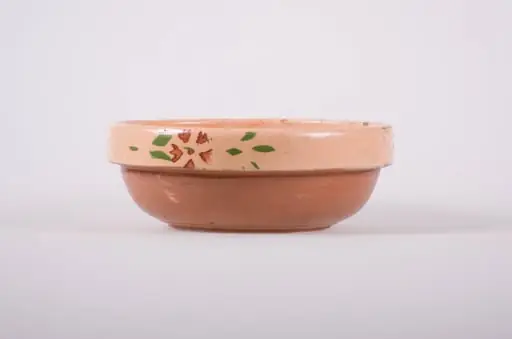 Vas de formă tronconică, adâncit, cu buza foarte înaltă; pe fund are găuri pentru agățare. Este smălțuit interior și exterior. Decorat cu motive geometrice: linie; motive florale. Cromatică: fond; crem; motive: maron; verde., by Unknown