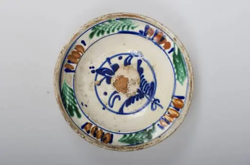 Vas de formă tronconică adâncit, smălțuit în interior cu buză profilată spre exterior. Este decorat în interior cu motive vegetale și florale (motivul brăduțului) dispuse într-un registru circular pictat pe în zona diametrului maxim al vasului. Cromatică: fond cărămiziu (exterior) cu scurgeri de smalț alb spre baza vasului; fond crem (interior); albastru; maro; verde; galben., by Unknown