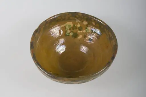 Vas de formă tronconică, cu pereții oblici și buza înaltă, lucrat neîngrijit. Este smălțuit în interior și exterior (parțial). Este decorat pe interior cu un mănunchi de puncte albe și verzi. Buza este decorată în exterior cu motive geometrice: linie în val. Cromatică: motive: fond: maro; motive: alb; verde., by Unknown