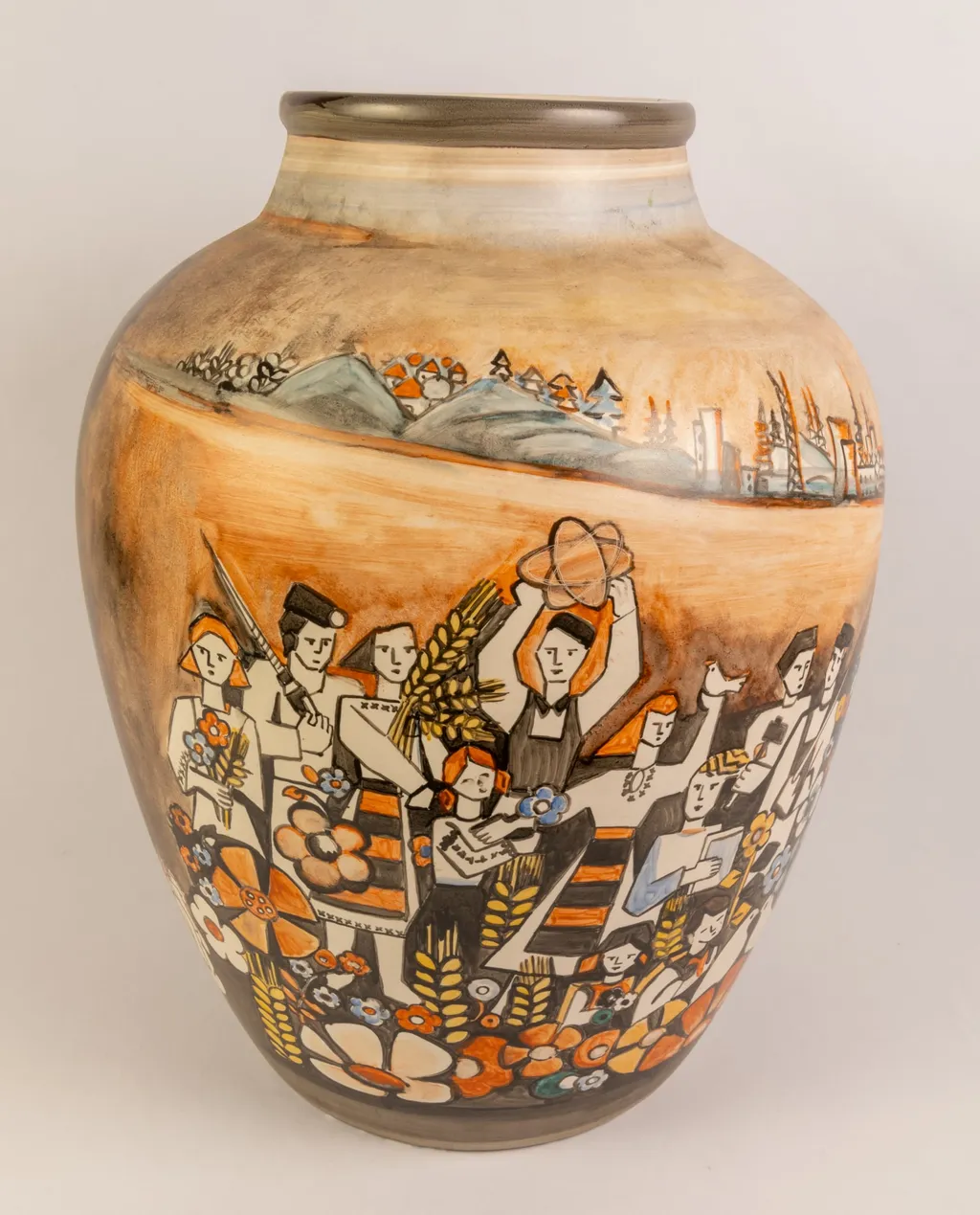 Vas din ceramică pictat manual. Decorul este împărțit în două registre. Primul registru este dominat de portretul lui Mihai Viteazul alături de scene de luptă, cel de-al doilea registru este alcătuit din imaginea unei tinere femei în costum popular cu o fotă în culorile tricolorului ținând deasupra capului un porumbel alb - porumbelul păcii, alături de personaje masculine și feminine reprezentând ”oamenii muncii”. Vas oferit lui Nicolae Ceaușescu de Ministerul Educației și Învățământului., by Unknown, unspecified, 1850