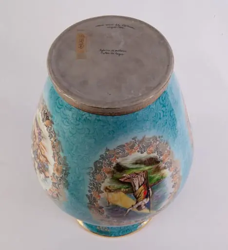 Vas mare din porțelan bleu cu auriu, decorată cu patru medalioane încadrate cu motive florale. Primul medalion reprezentarea unei bătălii din perioada medievală; al doilea medalion reproducerea lucrării lui C. Rosenthal ”România rupându-și cătușele pe Câmpia Libertății”; cel de-al treilea medalion prezintă o scenă de luptă din perioada Marelui Război. Cel de-al partulea medalion prezintă stema RSR, steagul tricolor și un citat dintr-un discurs a lui Nicolae Ceaușescu ”....actul de la 23 August nu a venit din cer ci a fost rezultatul luptelor îndelungate ale poporului român”. Buza vazei este decorată cu o bandă metalică aurie. Pe verso numele artistului Ely Gârboan. Vază oferită lui Nicolae Ceaușescu de reprezentanții Fabricii de Porțelan Curtea de Argeș cu ocazia vizitei de lucru din jud.Argeș, 17 septembrie 1976., by Unknown
