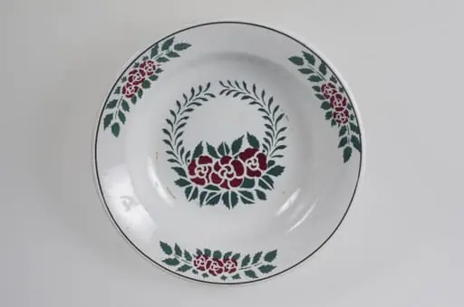 Vasul are formă tronconică, adâncită. Este decorat cu motive florale, vegetale și geometrice; are trei flori pe margine ce sunt delimitate de o linie; în centru este decorat cu un buchet format din trei trandafiri; pe fund are trei cercuri concentrice. Vasul este smălțuit interior-exterior. Cromatică: fond alb; motive: verde; roșu., by Unknown