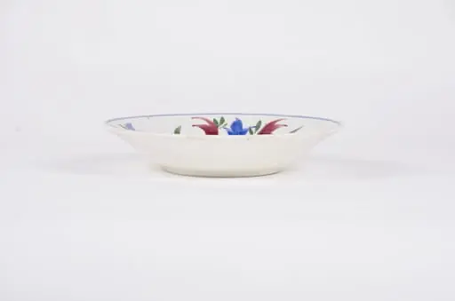 Vasul are formă tronconică fiind realizat din caolin. Fondul, interior-exterior, este alb iar decorul este floral-vegetal și acoperă interiorul vasului cu extensii pe buza acestuia. De asemenea pe buza vasului este pictată o linie circulară. Cromatică: fond: alb; motive: albastru; maro; verde; vișiniu., by Unknown