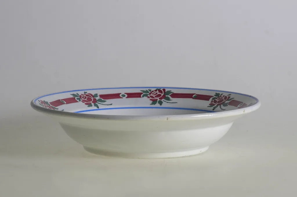 Vasul are formă tronconică; pe margine este decorat cu motive florale, despărțite de motive geometrice: linie, punct, care sunt încadrate de două cercuri concentrice; motive florale în centru (trandafiri); pe fund are trei cercuri concentrice. Cromatică: fond: alb; motive: roșu; verde; albastru. Vasul este smălțuit interior-exterior., by Unknown, 1850