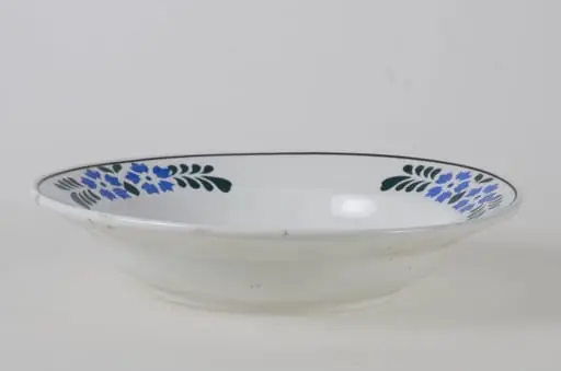Vasul are formă tronconică smălțuit la interior și pe exterior (smalț de culoare albă). Prezintă motive decorative floral/vegetal și geometrice dispuse pe fundul vasului dar și într-un registru decorativ dispus pe buza vasului. De asemenea se identifică și motive decorative geometrice: pătratul, cercul, linia. Cromatică: fundal alb; verde; grena; albastru., by Unknown