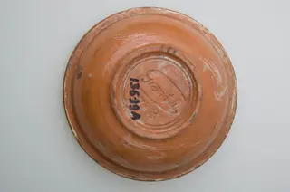 Vas ceramic smălțuit, de formă circulară cu profil tronconic, având pereții ușor evazați, baza plată și buza circulară. Decorat cu motive vegetal-florale și cordiforme pe fundul vasului (două rânduri de frunze, o lalea și o inimă), pictate cu pensula. Fundul vasului este delimitat de pereți printr-o linie subțire, circulară. Gura este pictată în alb și la exterior.Pe fundul vasului găsim marca Granitul No 8 și două cercuri concentrice, incizate. Cromatică: fond alb interior, cărămiziu și alb exterior; motive: albastru, cărămiziu, verde, maro.