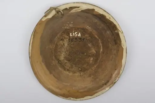 Vas ceramic smălțuit la interior, de formă tronconică, cu fundul plat, pereții ridicați și marginea evazată. Farfuria prezintă decor geometrizant și fitomorf stilizat. Pe fundul vasului, peste stratul crem de angobă, au fost realizate patru flori maro, cu mijlocul verde și albastru, fiind mărginite de patru grupuri a câte nouă puncte verzi și albastre (două câte două, în diagonală). Cel de-al doilea registru pictural a fost realizat marginal, pe buza piesei; fiind încadrat între două linii circulare drepte un șir de „V-uri” succesive. Farfuria era folosită în gospodărie pentru decorarea interioarelor sau servirea hranei. Prezintă uzură funcțională: Cromatică: fond: cărămiziu; crem; motive: maro; verde; albastru.