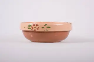 Vas de formă tronconică, adâncit, cu buza foarte înaltă; pe fund are găuri pentru agățare. Este smălțuit interior și exterior. Decorat cu motive geometrice: linie; motive florale. Cromatică: fond; crem; motive: maron; verde., 1850