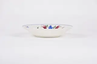 Vasul are formă tronconică fiind realizat din caolin. Fondul, interior-exterior, este alb iar decorul este floral-vegetal și acoperă interiorul vasului cu extensii pe buza acestuia. De asemenea pe buza vasului este pictată o linie circulară. Cromatică: fond: alb; motive: albastru; maro; verde; vișiniu., 1850