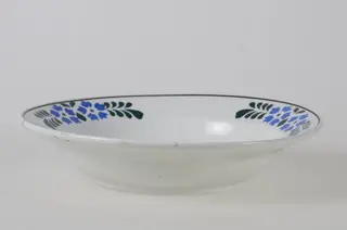 Vasul are formă tronconică smălțuit la interior și pe exterior (smalț de culoare albă). Prezintă motive decorative floral/vegetal și geometrice dispuse pe fundul vasului dar și într-un registru decorativ dispus pe buza vasului. De asemenea se identifică și motive decorative geometrice: pătratul, cercul, linia. Cromatică: fundal alb; verde; grena; albastru.