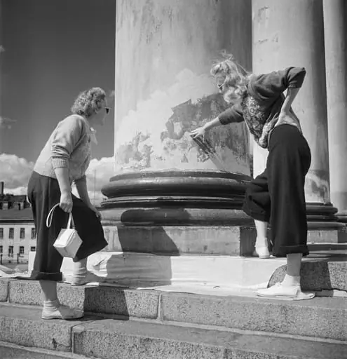 Helsigin suurkirkkoa (nyk. Helsingin Tuomiokirkkoa) maalataan Senaatintorilla elokuussa 1949.